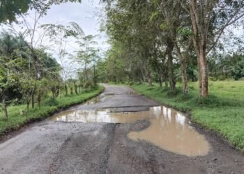 Hujan Minggu Dini Hari Ubah Jalan Menuju Kantor Bupati Batu Bara Seperti Kolam Air