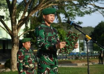Kasdim 0208/Asahan memimpin upacara bendera awal tahun 2026 di Lapangan Makodim 0208/Asahan.