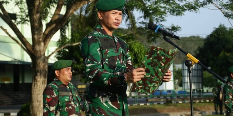 Kasdim 0208/Asahan memimpin upacara bendera awal tahun 2026 di Lapangan Makodim 0208/Asahan.