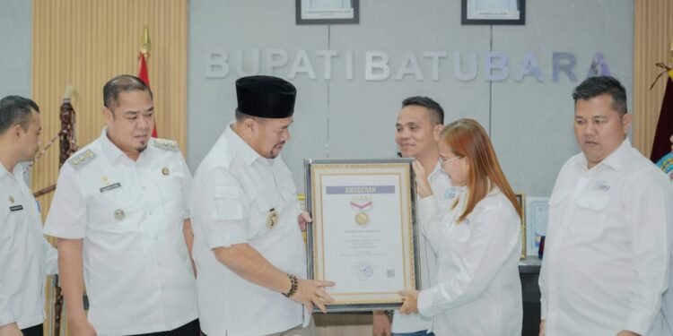 SMSI Sumut Anugerahkan Sahabat Pers Indonesia kepada Bupati Batu Bara