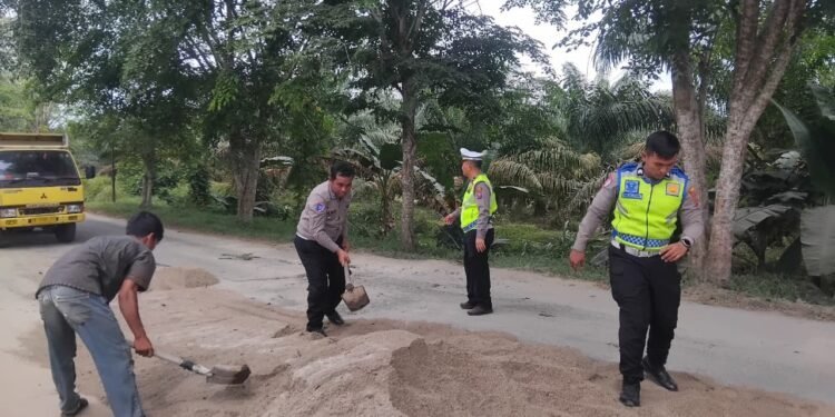 Jalan Rusak Menuju Kantor Bupati Tak Kunjung Diperbaiki, Polisi Bertindak Saat Pemkab Terlihat Diam