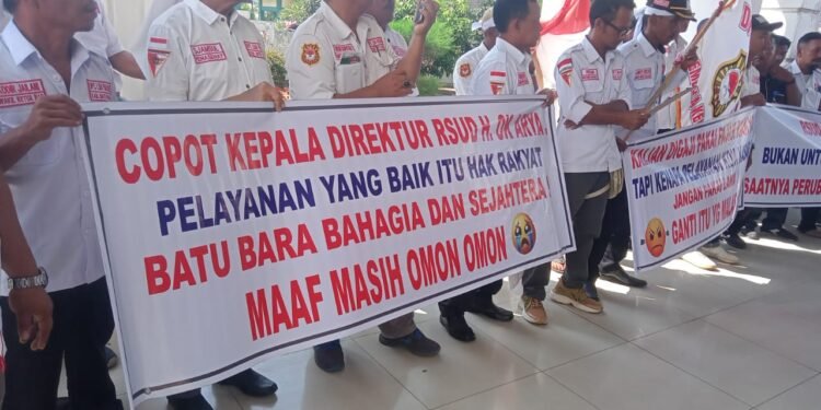 Puluhan Massa Demo DPRD Batu Bara, 40 Anggota Dewan Tak Satu Pun Temui Aksi