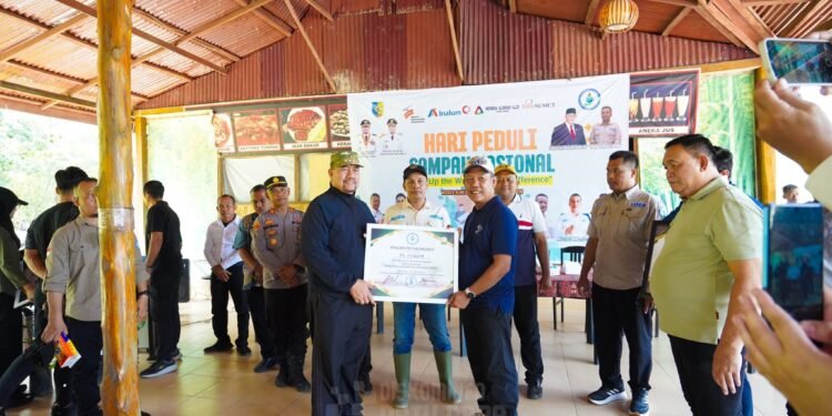 Peringati HPSN 2026, Bupati Batu Bara Pimpin Aksi Tanam Pohon dan Bersih Pantai Datuk