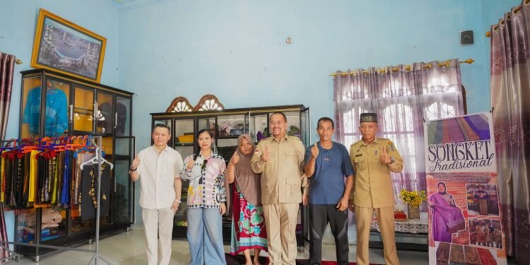 Bupati Batu Bara Tinjau Kampung Tenun Tonun, Dorong Songket Lokal Tembus Pasar Dunia
