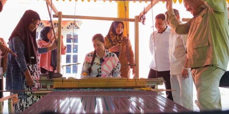 Bupati Batu Bara Tinjau Kampung Tenun “Tonun”, Perkuat Eksistensi Songket Batu Bara di Kancah Dunia