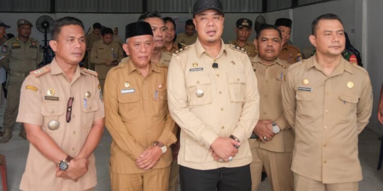 Wabup Syafrizal Tinjau Program BERLAYAR di Desa Binjai Baru, Pastikan Pelayanan Publik Hadir hingga ke Desa