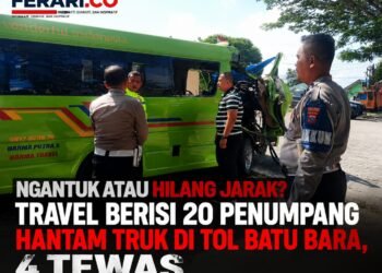 Petugas Satlantas Polres Batu Bara memeriksa mobil Travel Darma Putra yang ringsek akibat menabrak truk di Tol Lima Puluh–Indrapura hingga menyebabkan 4 penumpang meninggal dunia.