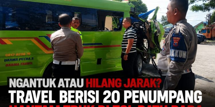 Petugas Satlantas Polres Batu Bara memeriksa mobil Travel Darma Putra yang ringsek akibat menabrak truk di Tol Lima Puluh–Indrapura hingga menyebabkan 4 penumpang meninggal dunia.