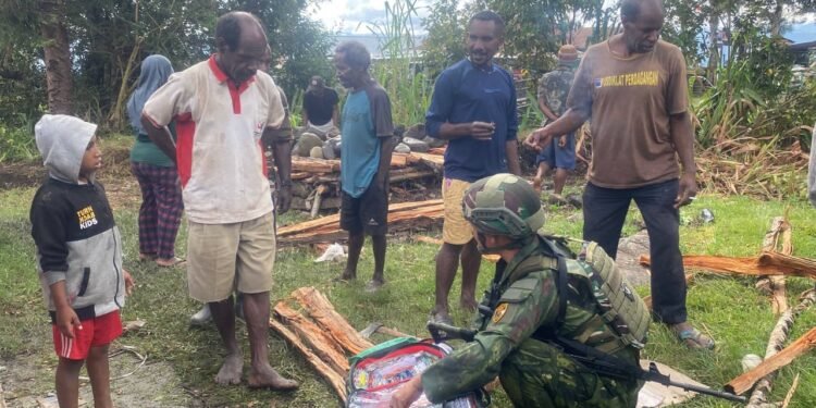 Satgas Pamtas Yonif 645/Gardatama Yudha Pererat Hubungan dengan Warga Walesi Lewat Anjangsana dan Layanan Kesehatan