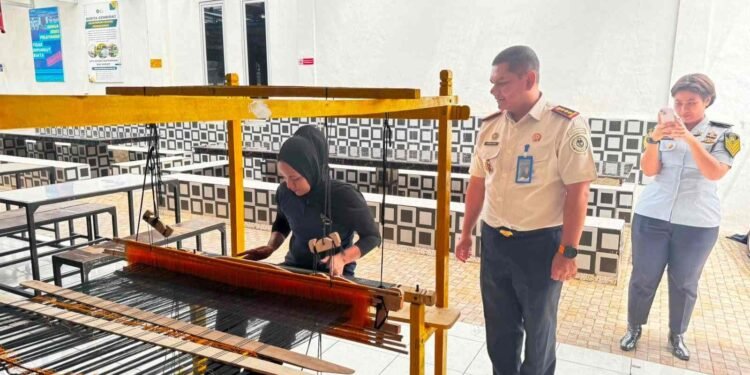 Warga Binaan Lapas Labuhan Ruku Hasilkan Kain Songket Khas Batu Bara, Bukti Pembinaan Kemandirian Berjalan Efektif