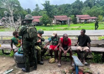 Satgas Yonif 645/GTY Berikan Pelayanan Kesehatan dari Rumah ke Rumah di Kampung Muara Nawa