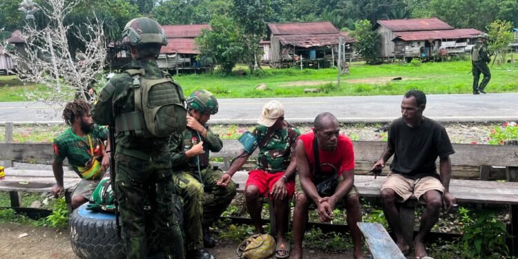 Satgas Yonif 645/GTY Berikan Pelayanan Kesehatan dari Rumah ke Rumah di Kampung Muara Nawa
