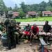 Satgas Yonif 645/GTY Berikan Pelayanan Kesehatan dari Rumah ke Rumah di Kampung Muara Nawa
