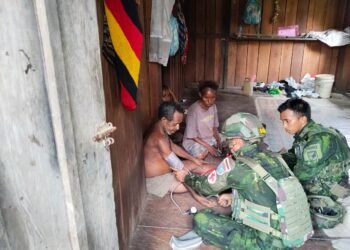 Satgas Yonif 645/GTY Berikan Layanan Kesehatan Door-to-Door bagi Warga Desa Ampera