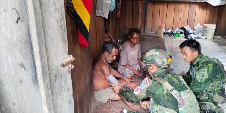 Satgas Yonif 645/GTY Berikan Layanan Kesehatan Door-to-Door bagi Warga Desa Ampera