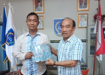 Baru Enam Bulan Memimpin, Dr Suyono Terima Buku tentang Kepemimpinan dan Prestasi SMAN 7 Medan