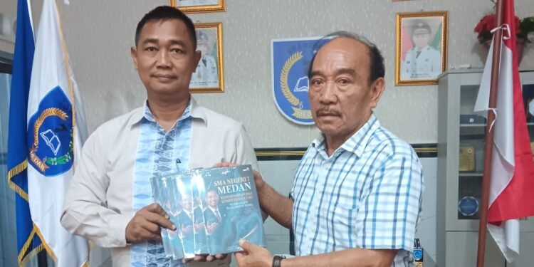 Baru Enam Bulan Memimpin, Dr Suyono Terima Buku tentang Kepemimpinan dan Prestasi SMAN 7 Medan