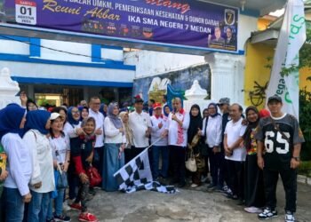M.S. Kaban Lepas Jalan Sehat Reuni Alumni SMAN 7 Medan, Resmikan Renovasi Musala dan Tanam Pohon