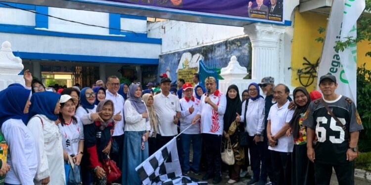 M.S. Kaban Lepas Jalan Sehat Reuni Alumni SMAN 7 Medan, Resmikan Renovasi Musala dan Tanam Pohon