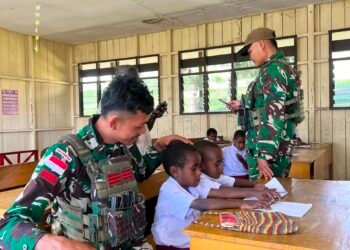 Tingkatkan Semangat Belajar Anak Papua, Satgas Yonif 645/GTY Kunjungi SD Inpres Eragayam