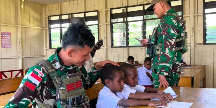 Tingkatkan Semangat Belajar Anak Papua, Satgas Yonif 645/GTY Kunjungi SD Inpres Eragayam