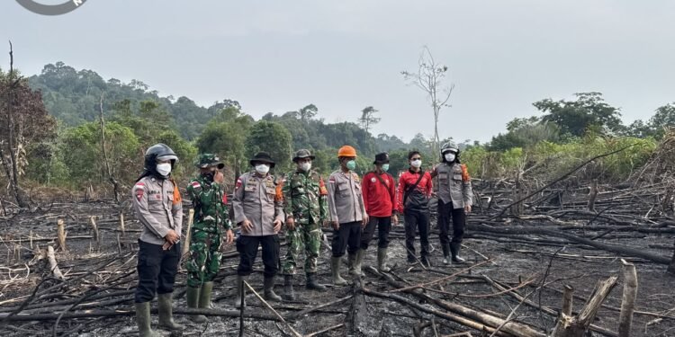  Cegah Api Muncul Kembali, Brimob Kalbar Patroli Bekas Lokasi Karhutla di Sambas