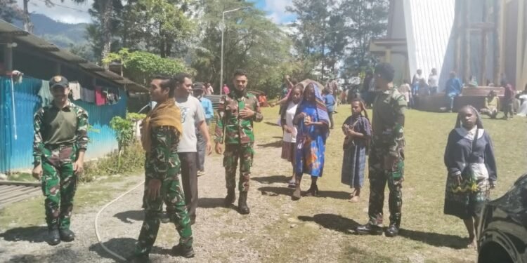 Satgas Pamtas Yonif 645 Gardatama Yudha Pererat Silaturahmi dengan Warga Walesi Lewat Ibadah Bersama