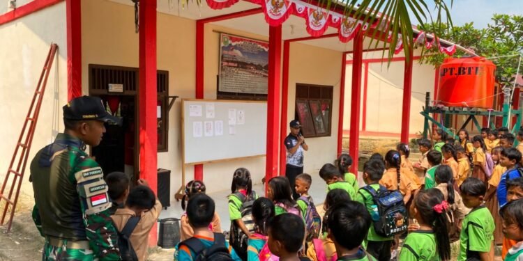 Tanamkan Nasionalisme Sejak Dini, Satgas Yonarmed 13 Ajak Siswa SDN 25 Perimpah Kibarkan Merah Putih