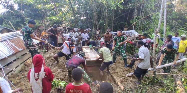 Satgas Yonif 645/Gardatama Yudha Gotong Royong Bantu Pemakaman Warga Muara Nawa Papua