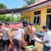 Satgas SAR Brimob Salurkan Paket Kebersihan untuk Pengungsi Desa Ruis Manggarai