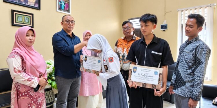 Danu Prayitno Beri Penghargaan kepada Siswa SMK Jaya Krama Peraih Emas dan Perak Pencak Silat Sumut 2026
