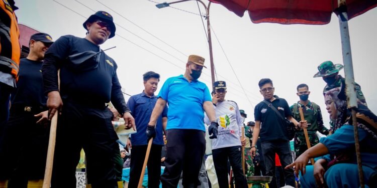 Bupati Baharuddin Pimpin Gotong Royong, Tanjung Tiram Jadi Percontohan Kebersihan